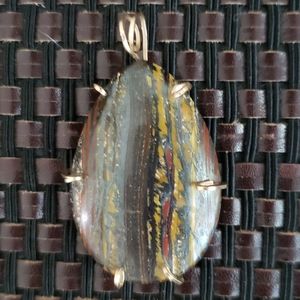 VTG artisan Tiger Eye pendant with gold color set